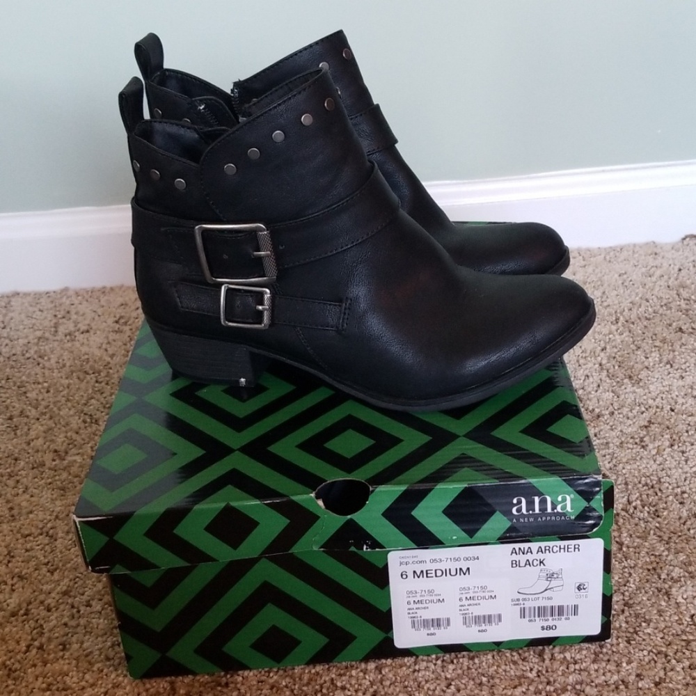 Black boots with zipper and bucklez